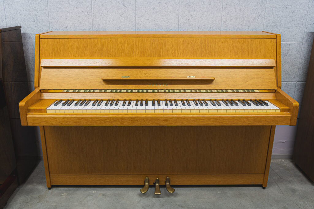 pianiino Yamaha M5J